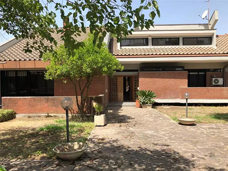 Immagine 2 di Villa in vendita  a Latina