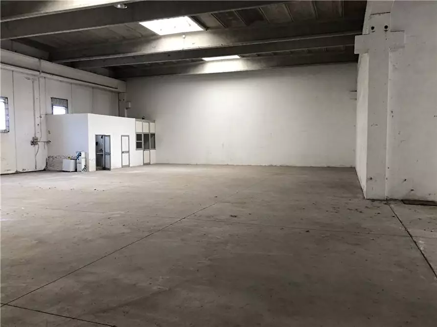 Immagine 2 di Capannone industriale in affitto  a Latina