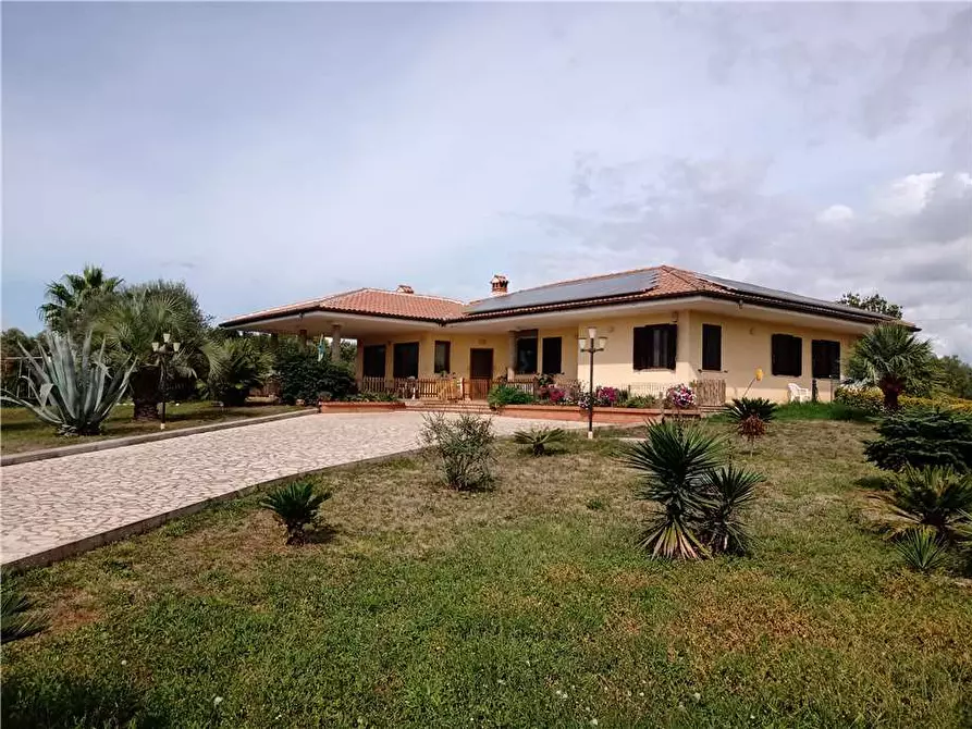 Immagine 1 di Villa in vendita  a Latina