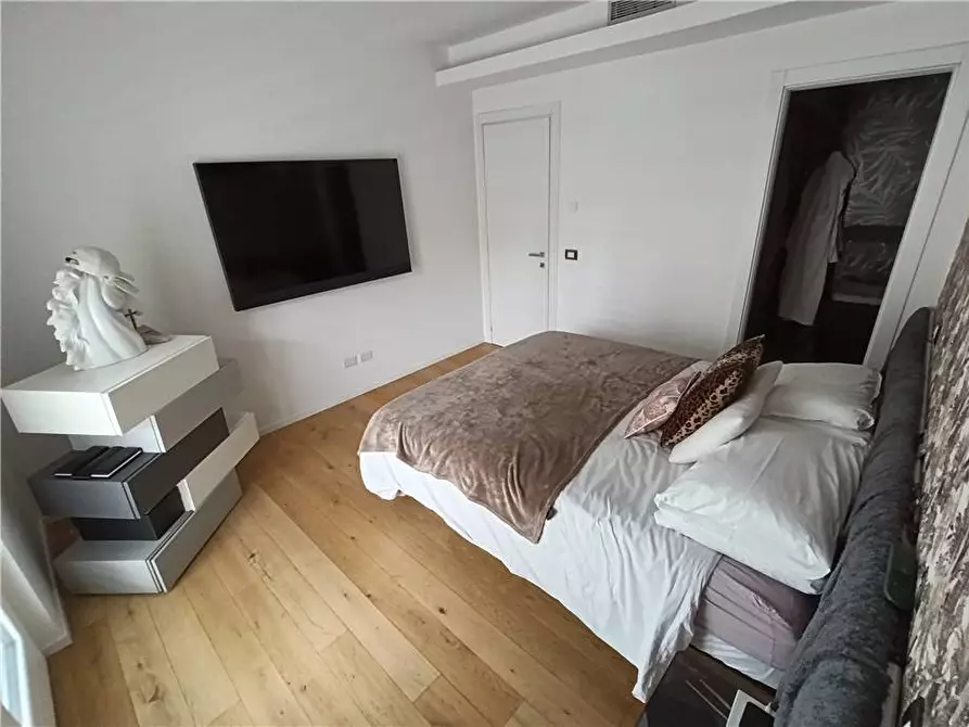 Immagine 4 di Appartamento in vendita  a Latina