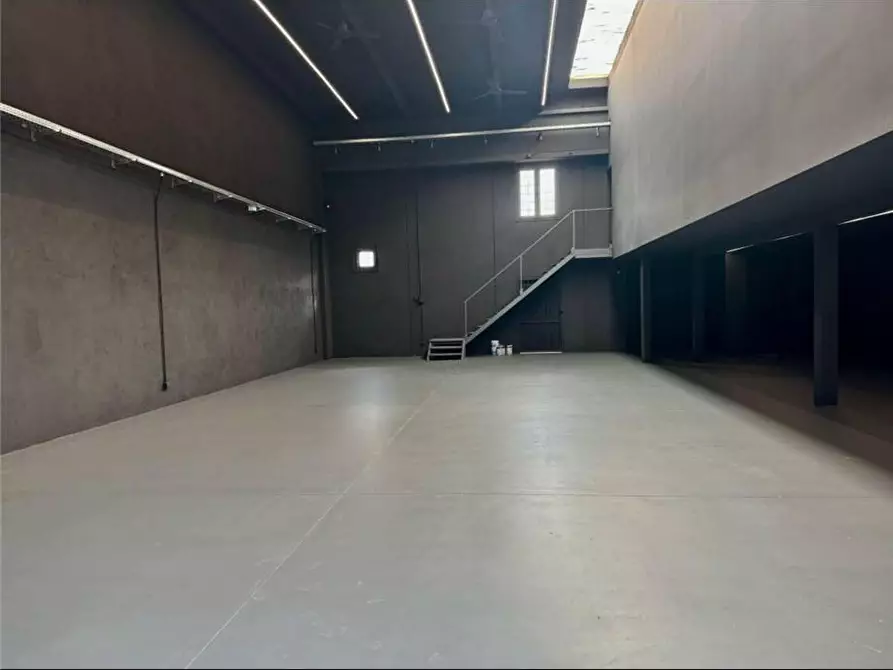 Immagine 2 di Capannone industriale in affitto  a Latina