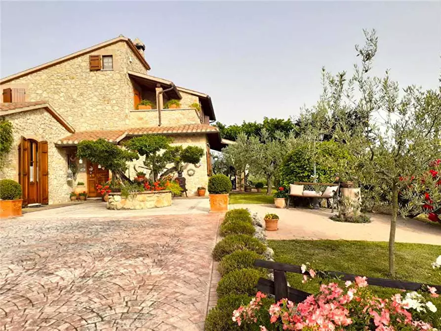 Immagine 26 di Rustico / casale in vendita  in Via LORETO, 1 a Todi
