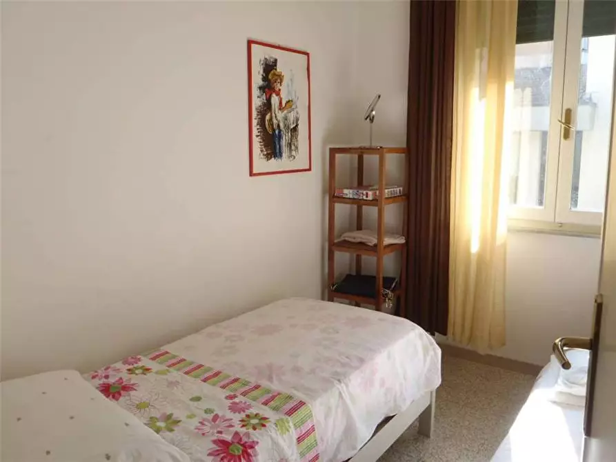 Immagine 10 di Villa in vendita  a Viareggio