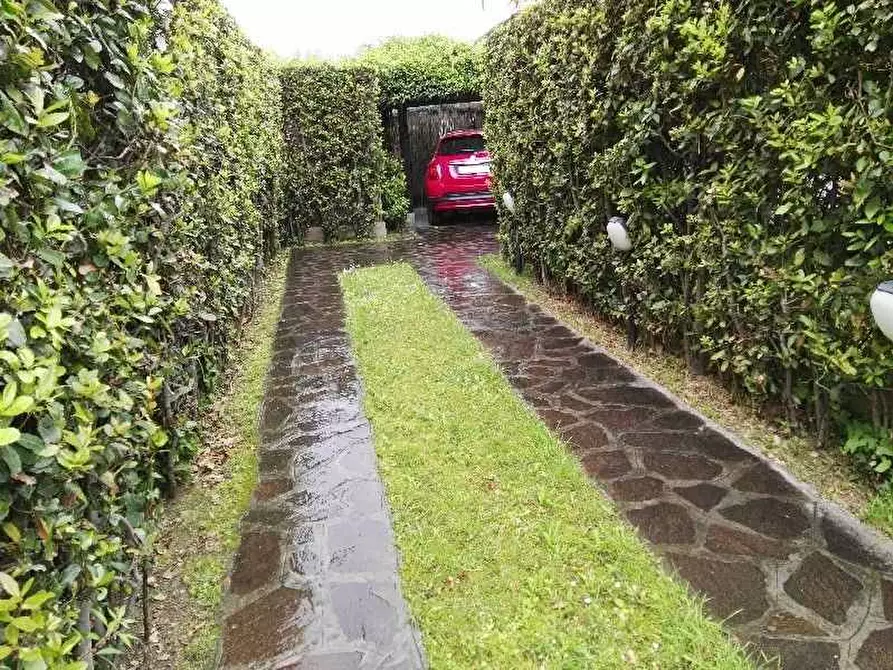Immagine 10 di Porzione di casa in vendita  a Massarosa