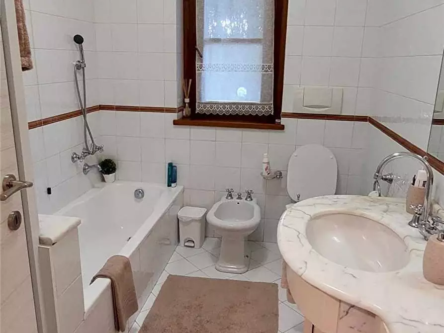 Immagine 8 di Villa in vendita  a Pietrasanta