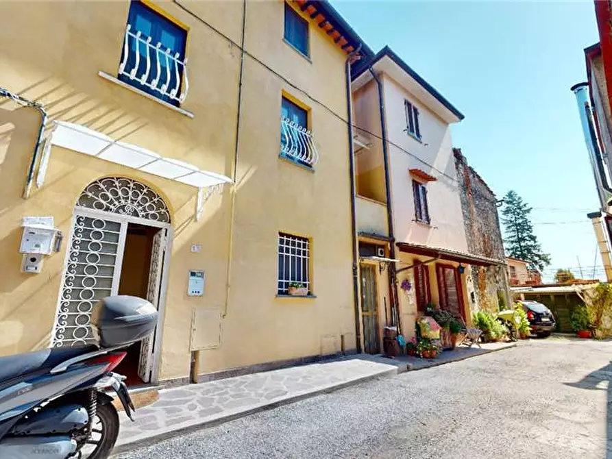 Immagine 9 di Villa in vendita  a Camaiore
