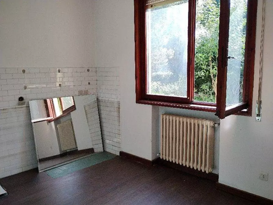 Immagine 8 di Ufficio in affitto  a Massarosa