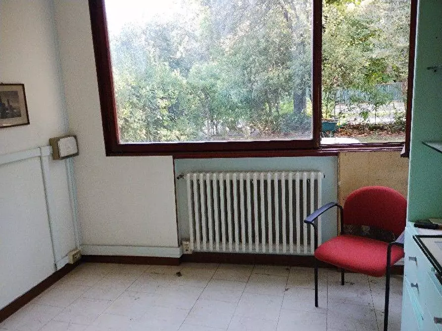 Immagine 9 di Ufficio in affitto  a Massarosa