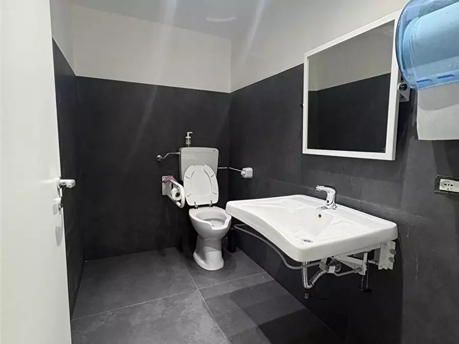 Immagine 17 di Attività commerciale in affitto  in Via Via Giolitti, 21 a Casteldaccia