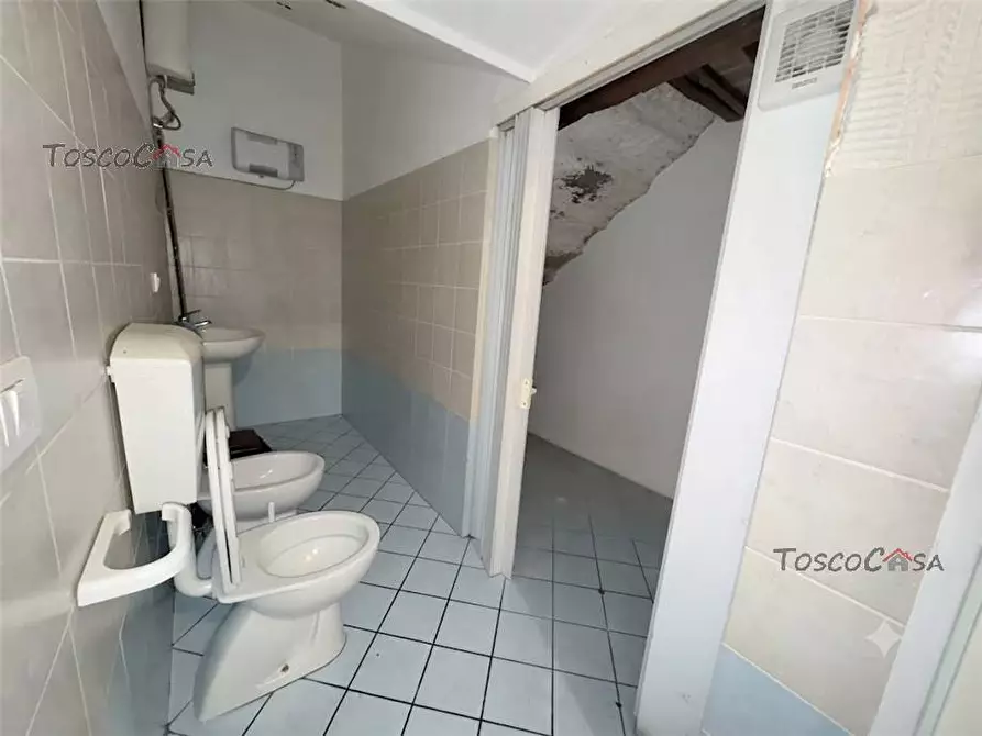 Immagine 8 di Attività commerciale in affitto  a Fucecchio