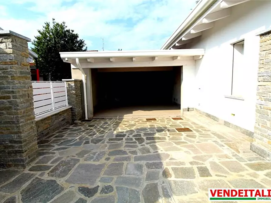 Immagine 15 di Villa in vendita  a Gerenzano