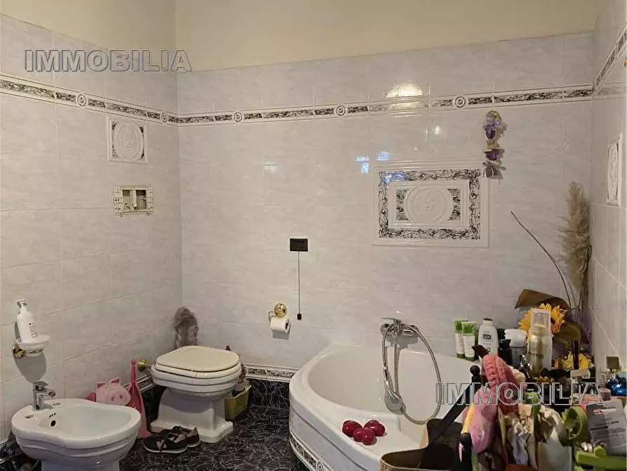 Immagine 26 di Villa in vendita  a Arezzo