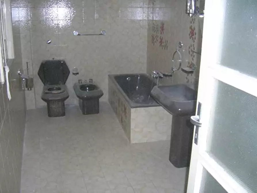 Immagine 7 di Villa in vendita  a Adrano
