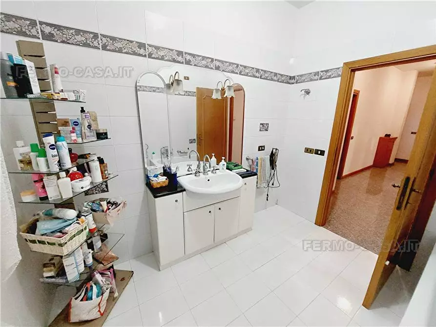 Immagine 21 di Villa in vendita  in Loc. Contrada San Girolamo, 15 a Fermo