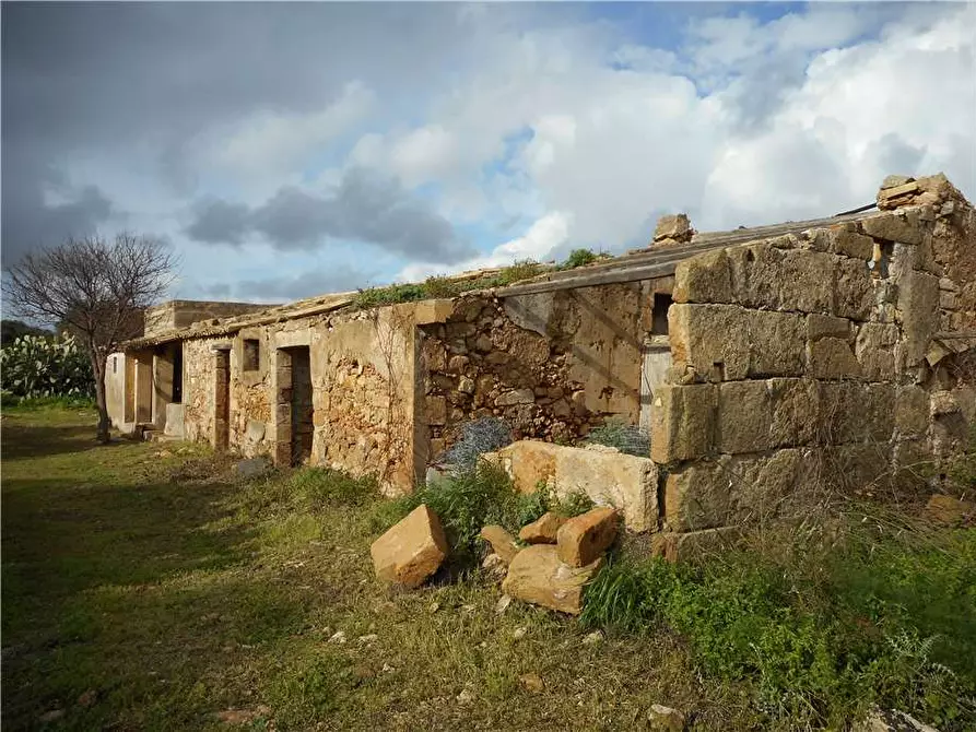 Immagine 19 di Rustico / casale in vendita  in Loc. VENDICARI, sn a Noto