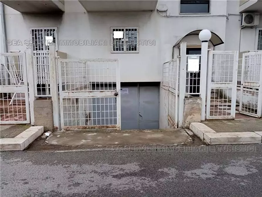 Immagine 9 di Garage in vendita  a Capurso