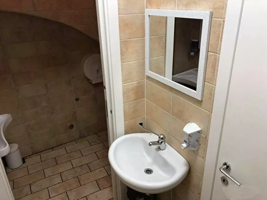 Immagine 4 di Attività commerciale in vendita  a Barletta