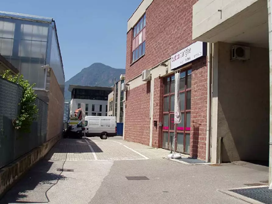 Capannone industriale in vendita in Via Di Mezzo Ai Piani 21 a Bolzano