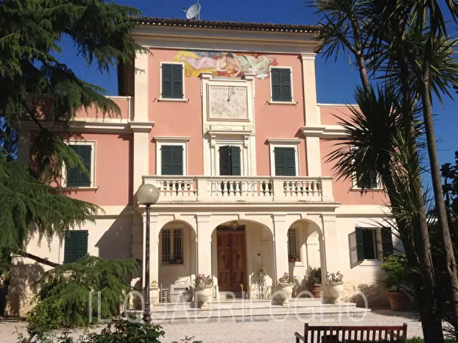 Immagine 1 di Villa in vendita  a Jesi