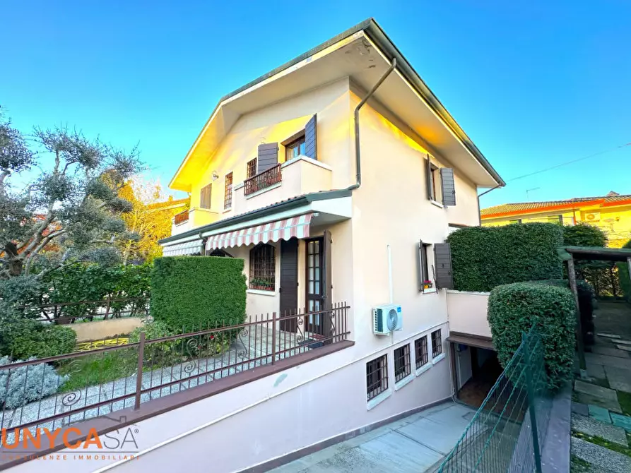Casa bifamiliare in vendita in Via Puccini a Selvazzano Dentro