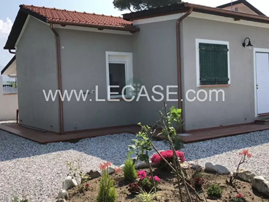 Casa indipendente in vendita in via Versilia 280 a Forte Dei Marmi