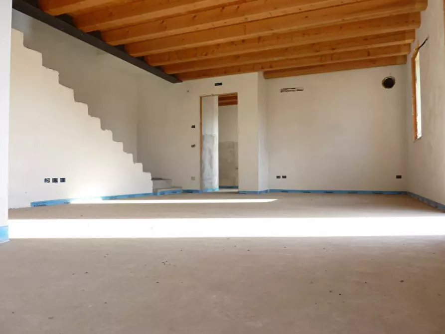 Casa trifamiliare in vendita in via schiavonesca nuova a Volpago Del Montello