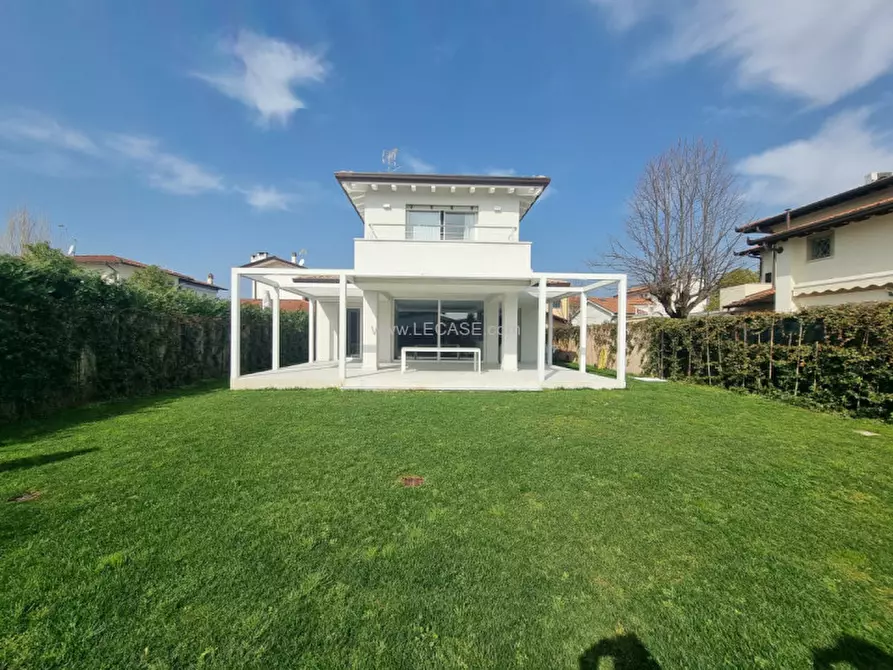 Villa in vendita in via Ponchielli a Forte Dei Marmi