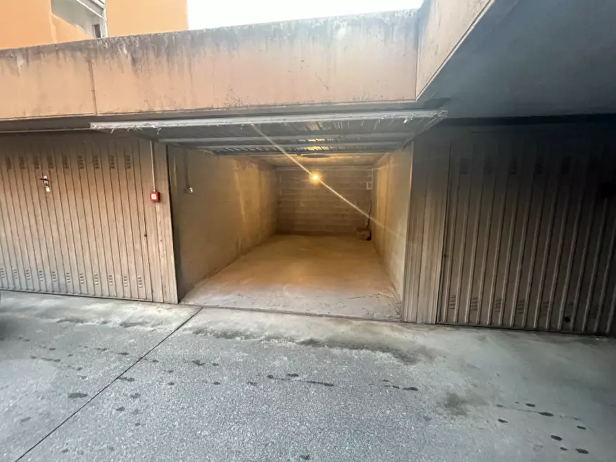 Immagine 1 di Garage in vendita  in via fermi a Vicenza