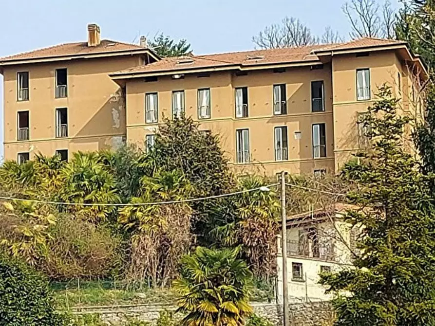 Villa in vendita in Via Luigi Bellorini, N. 48 a Laveno-Mombello