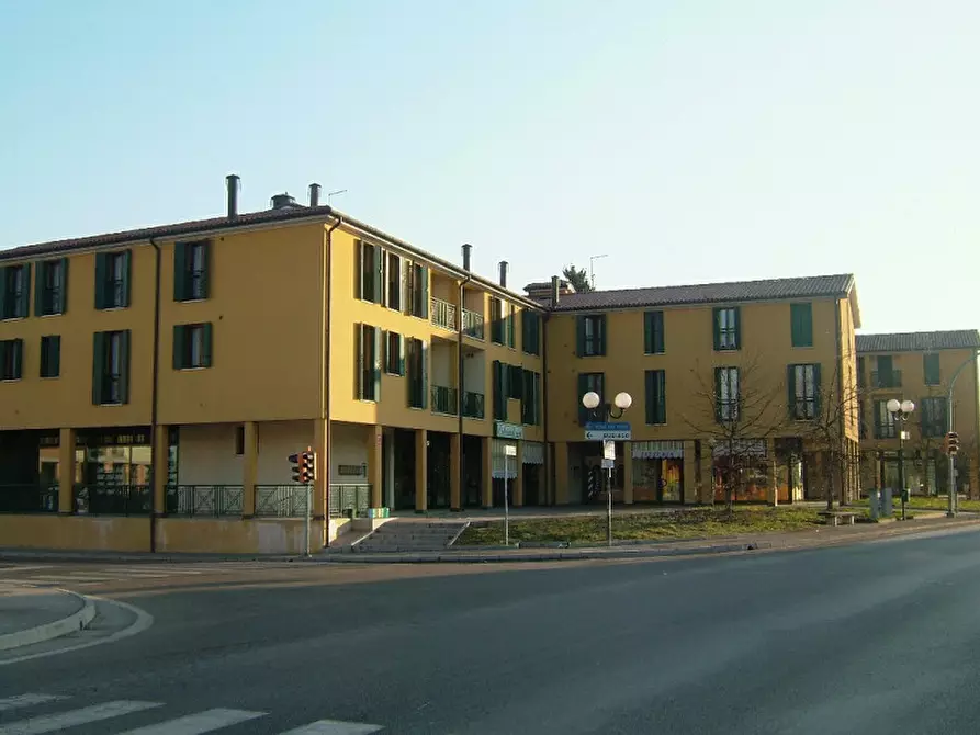 Negozio in vendita in piazzetta Carlo Cattaneo a Campo San Martino