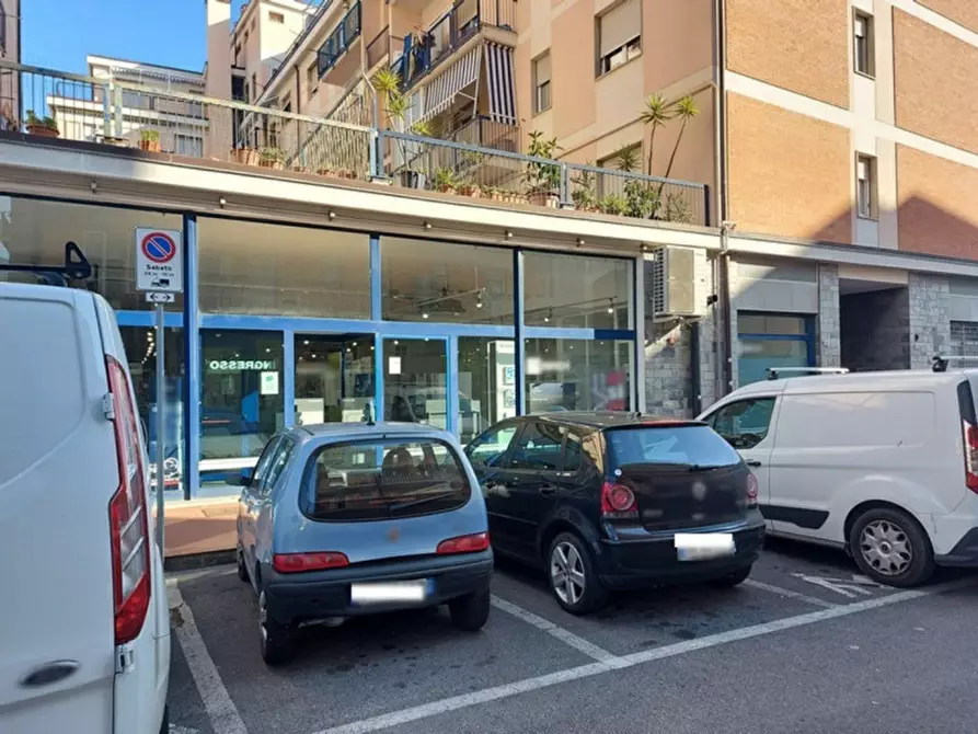 Attività commerciale in vendita in Via De Gasperi, N. 9 a Albenga