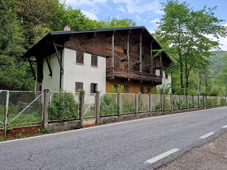 Casa bifamiliare in vendita in Località Caprizi, N. snc a Ampezzo