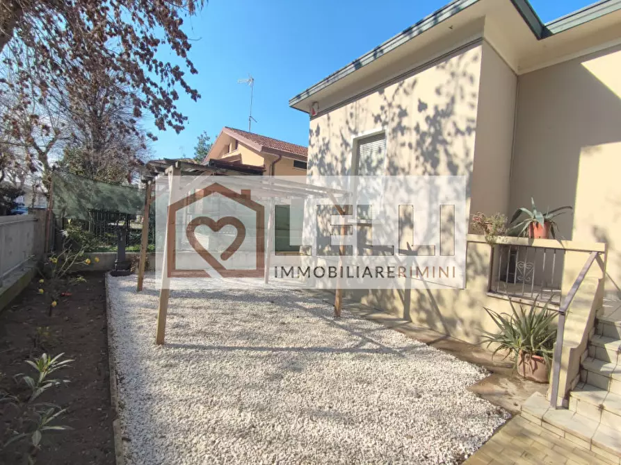 Immagine 1 di Villa in vendita  in viale bari 10 a Rimini