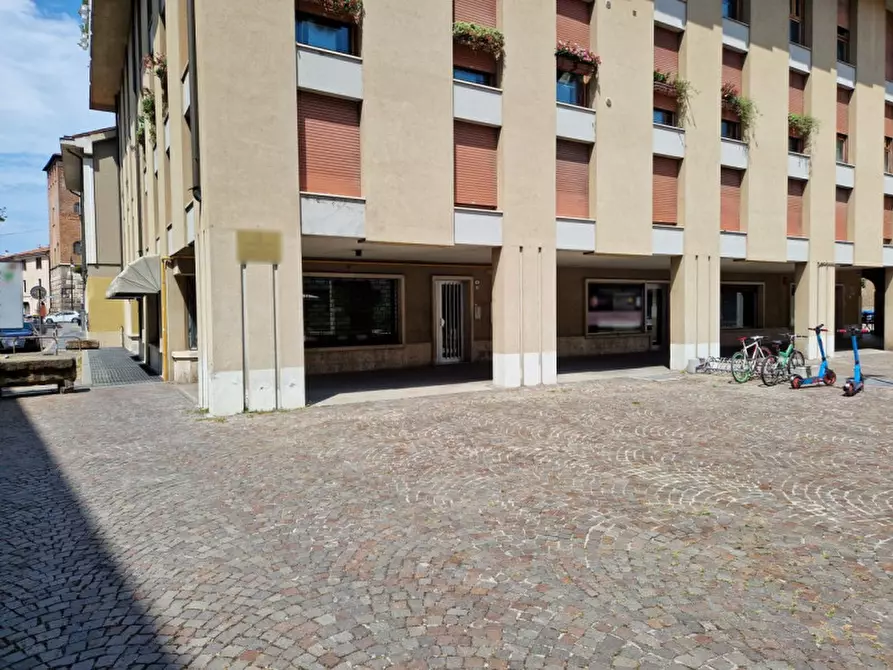 Negozio in vendita in Via Ponte Molino, angolo Piazzetta Forzatè, N. snc a Padova