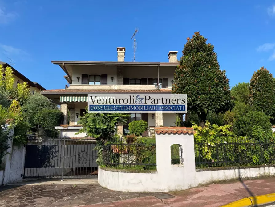 Villa in vendita in Via San Martino della Battaglia a Sirmione