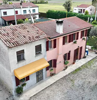 Casa indipendente in vendita a Villa Estense