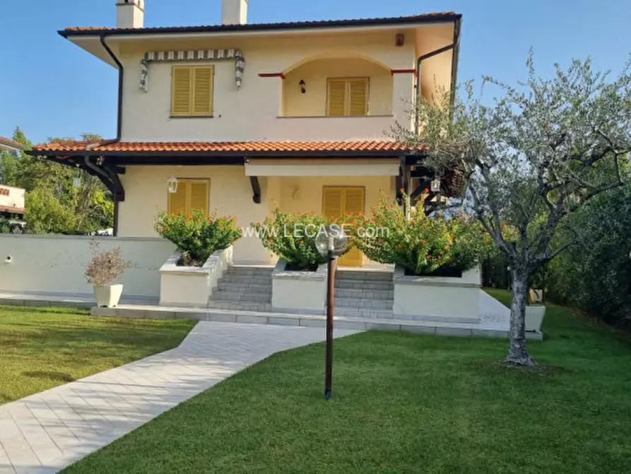 Villa in vendita in via Versilia a Forte Dei Marmi
