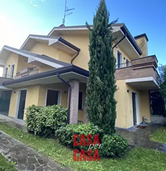 Casa bifamiliare in vendita in Viale della Libertà a Solesino