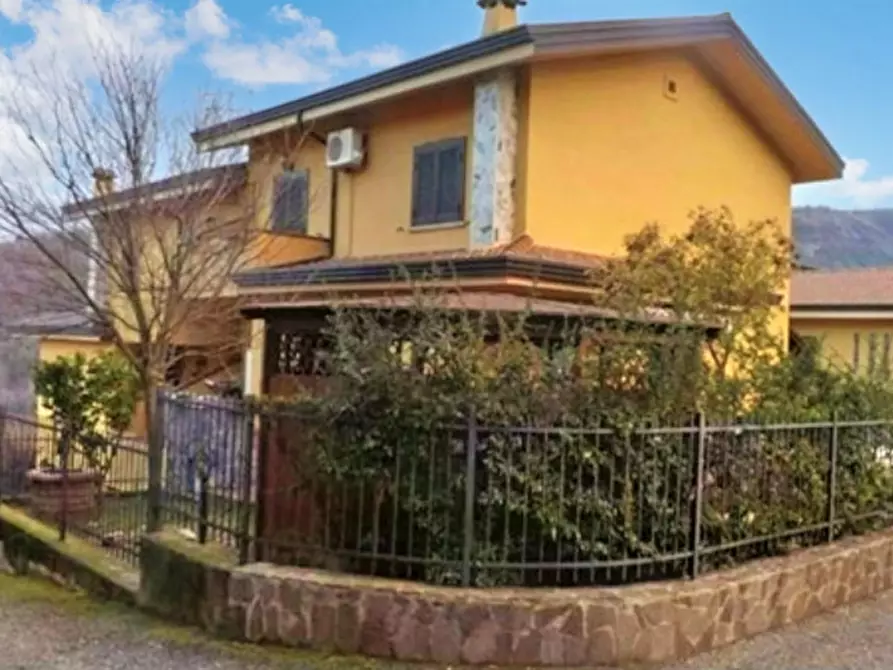 Casa bifamiliare in vendita in Via Maurizio Barracco, N. 22-24 a Mendicino