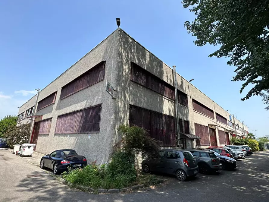 Capannone industriale in affitto in Largo Brugnatelli a Buccinasco