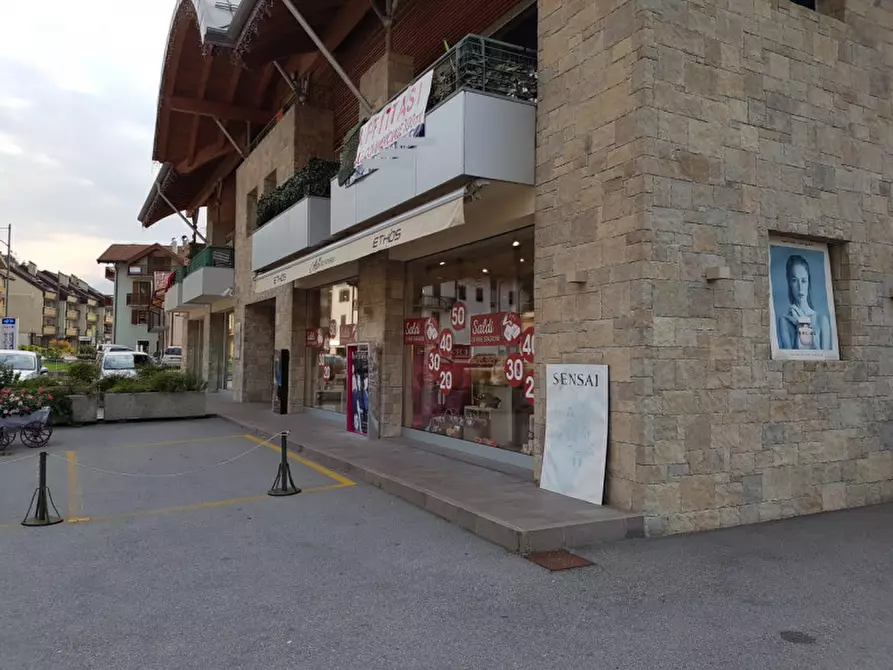 Negozio in vendita in Via Cesare Battisti, 141 a Comano Terme