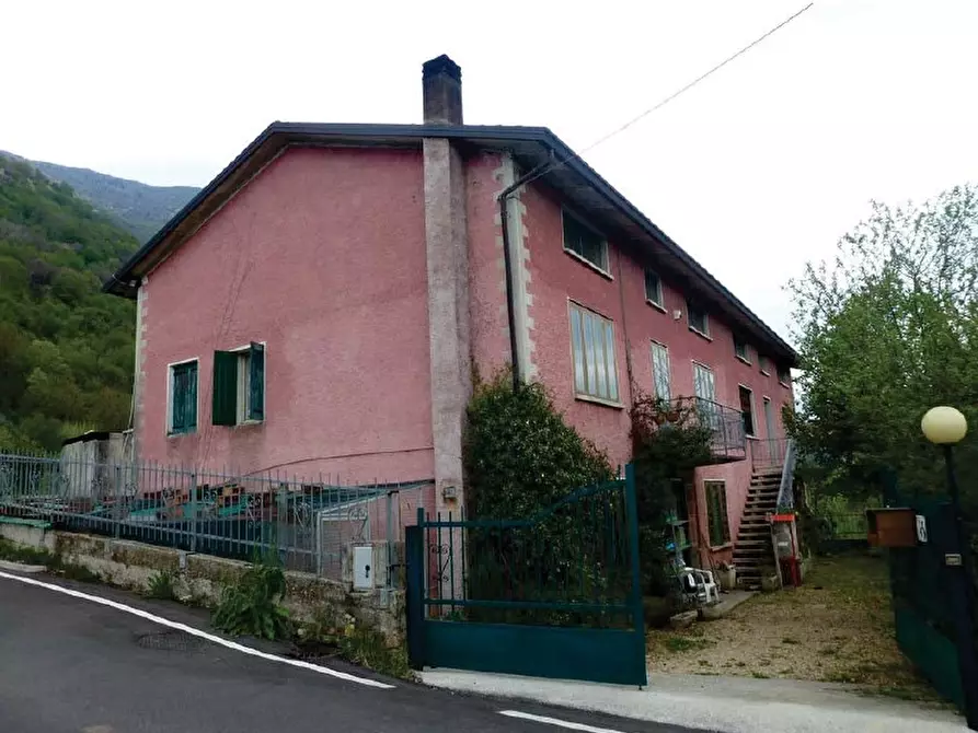Casa bifamiliare in vendita in Strada Dei Laghi a Revine Lago