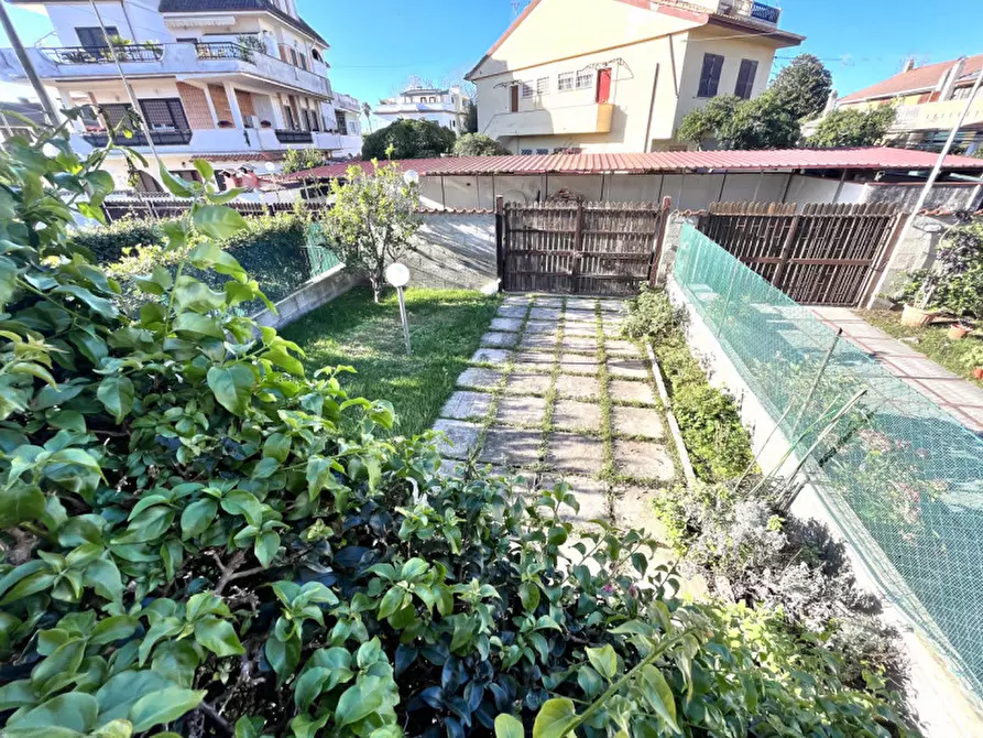Casa bifamiliare in vendita in Via Lago di Como a Pomezia