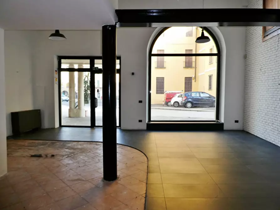 Negozio in affitto in Piazza Castello a Vicenza