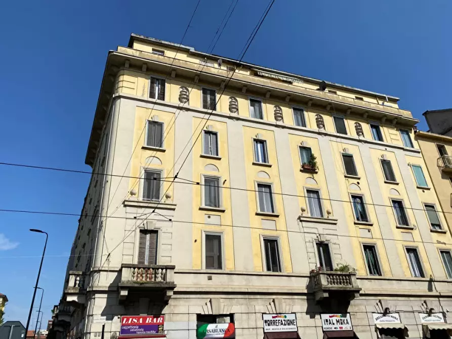 Negozio in vendita in via Montegani a Milano
