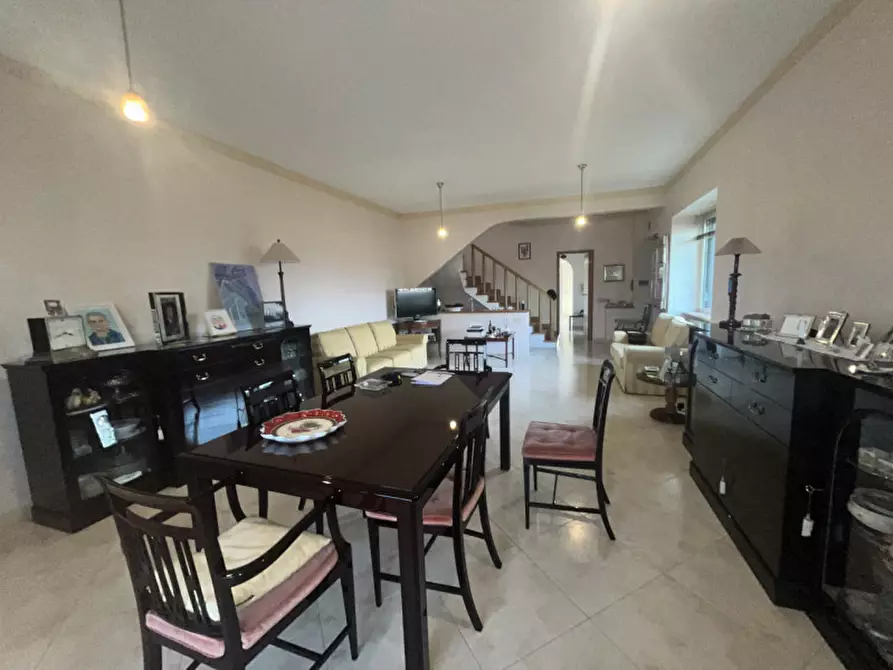 Vendita Casa bifamiliare a Roma 7 vani 490'000EUR/mese 260 mq in Via  Casteldelfino