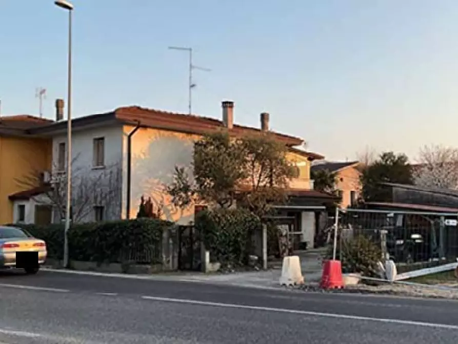 Casa indipendente in vendita in Viale I Maggio, 10 a Azzano Decimo