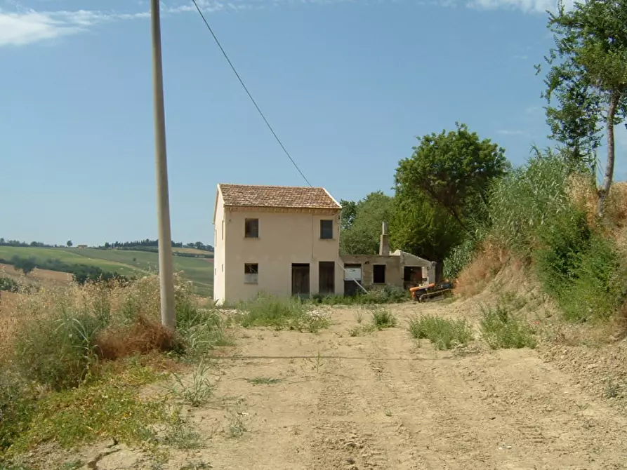 Immagine 1 di Rustico / casale in vendita  a Trecastelli