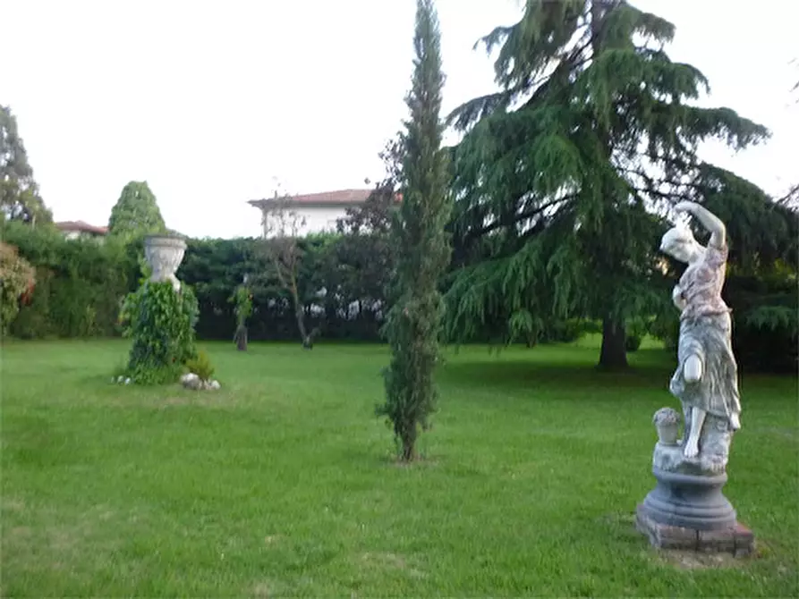 Immagine 1 di Villa in vendita  a Padova