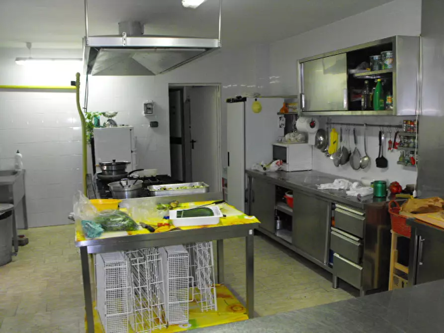 Immagine 5 di Negozio in vendita  a Serra San Quirico